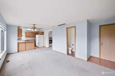 Living - 907 Baysinger Pl, Enumclaw, WA 98022 photo 4 of 6