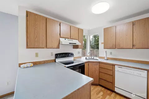 Kitchen - 907 Baysinger Pl, Enumclaw, WA 98022 photo 2 of 2