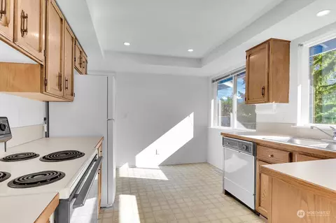 Kitchen - 230 144th St SE, Everett, WA 98208 photo 2 of 2