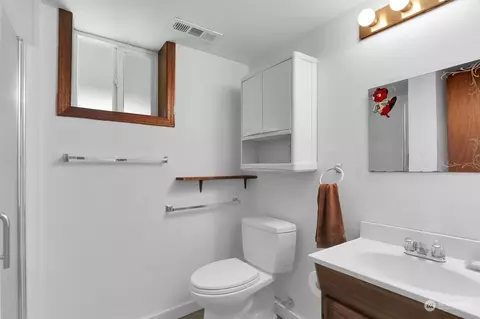 Bath - 230 144th St SE, Everett, WA 98208 photo 1 of 3