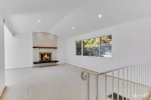 Living - 230 144th St SE, Everett, WA 98208 photo 2 of 4