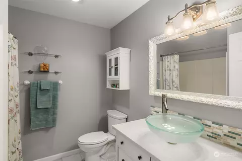 Bath - 19416 2nd Dr SE #B, Bothell, WA 98012 photo 3 of 4
