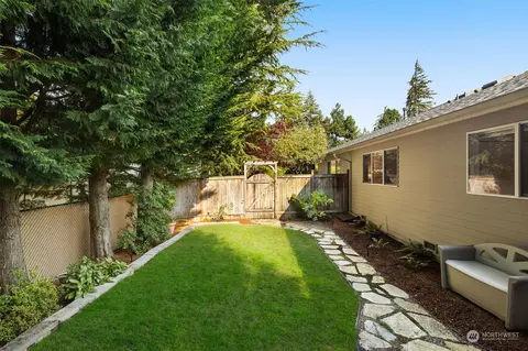 Exterior - 19416 2nd Dr SE #B, Bothell, WA 98012 photo 3 of 9
