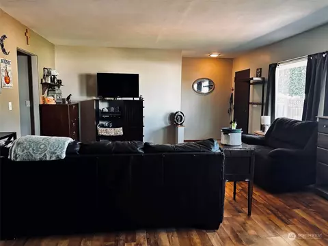 Living - 506 SE 1st St, Winlock, WA 98596 photo 2 of 3