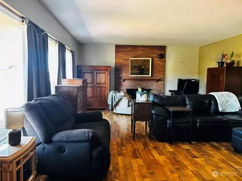Living - 506 SE 1st St, Winlock, WA 98596 photo 1 of 3