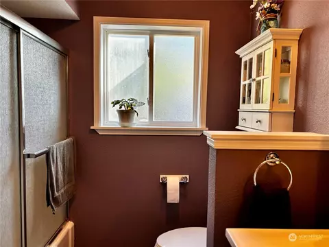 Bath - 506 SE 1st St, Winlock, WA 98596 photo 1 of 1