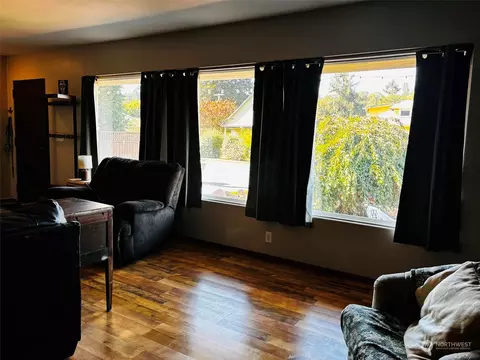 Living - 506 SE 1st St, Winlock, WA 98596 photo 3 of 3