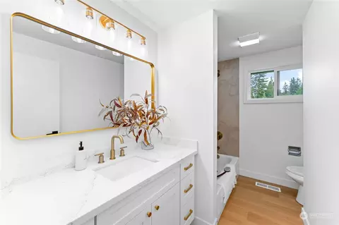 Bath - 2422 Larlin Dr, Everett, WA 98203 photo 1 of 5