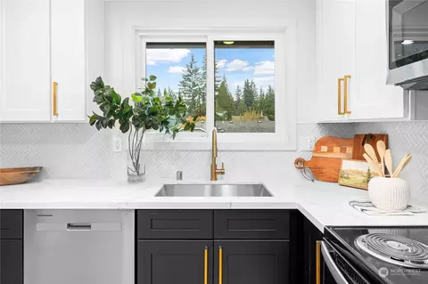 Kitchen - 2422 Larlin Dr, Everett, WA 98203 photo 3 of 3
