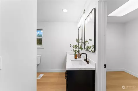 Bath - 2422 Larlin Dr, Everett, WA 98203 photo 3 of 5