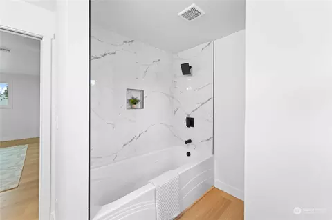 Bath - 2422 Larlin Dr, Everett, WA 98203 photo 4 of 5