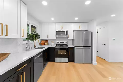Kitchen - 2422 Larlin Dr, Everett, WA 98203 photo 1 of 3