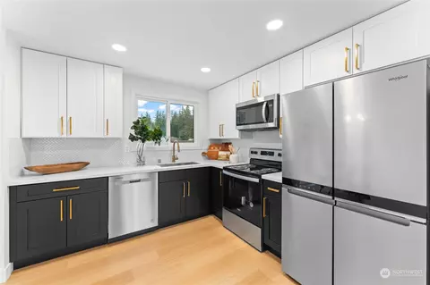 Kitchen - 2422 Larlin Dr, Everett, WA 98203 photo 2 of 3