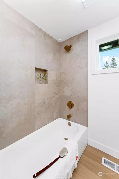 Bath - 2422 Larlin Dr, Everett, WA 98203 photo 2 of 5
