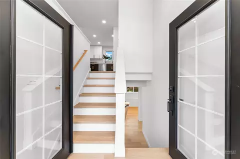 Entry Way - 2422 Larlin Dr, Everett, WA 98203 photo 1 of 2