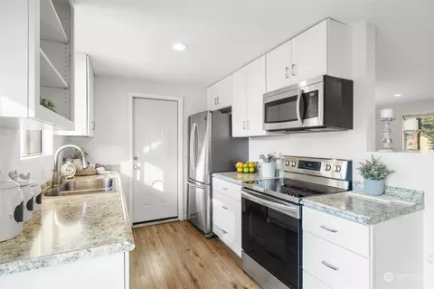 Kitchen - 419 W Hemlock St, Sequim, WA 98382 photo 5 of 5
