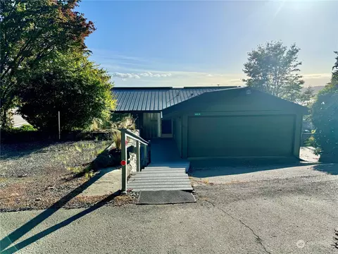 6814 Hemlock Dr NW, Marysville, WA 98271