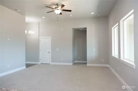 Living - 1107 E Cascade St, Othello, WA 99344 photo 2 of 4
