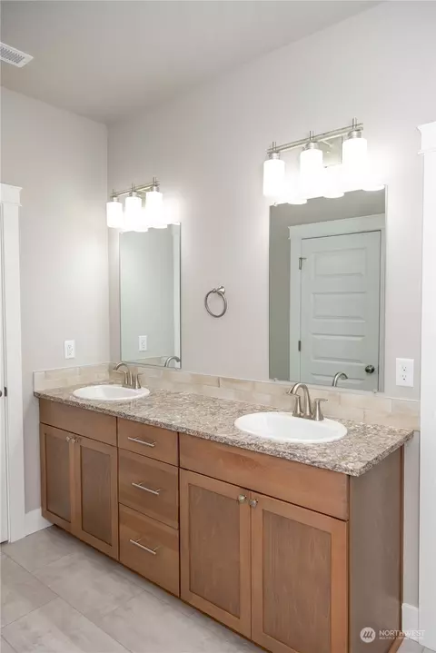 Bath - 1107 E Cascade St, Othello, WA 99344 photo 2 of 8
