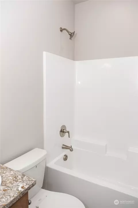 Bath - 1107 E Cascade St, Othello, WA 99344 photo 7 of 8