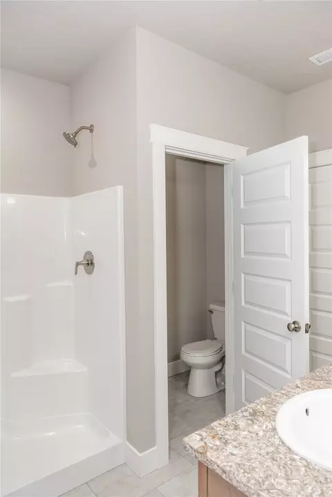 Bath - 1107 E Cascade St, Othello, WA 99344 photo 1 of 8