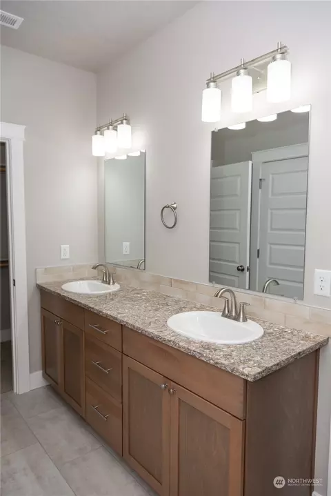 Bath - 1107 E Cascade St, Othello, WA 99344 photo 4 of 8