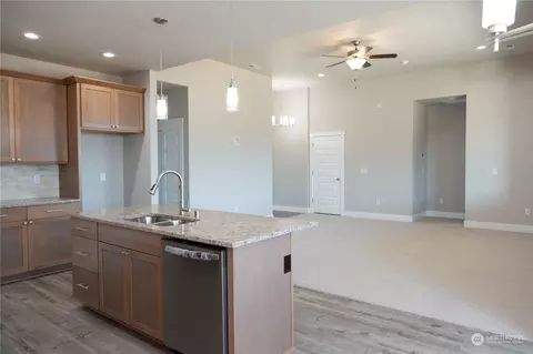 Living - 1107 E Cascade St, Othello, WA 99344 photo 1 of 4