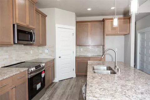 Kitchen - 1102 E Cascade St, Othello, WA 99344 photo 4 of 6