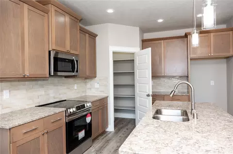 Kitchen - 1102 E Cascade St, Othello, WA 99344 photo 2 of 6
