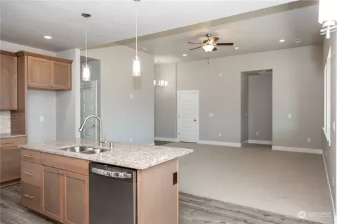 Living - 1102 E Cascade St, Othello, WA 99344 photo 3 of 4