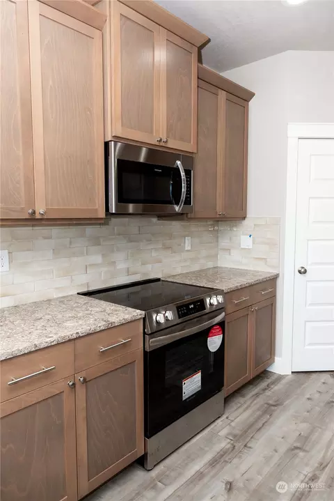 Kitchen - 1102 E Cascade St, Othello, WA 99344 photo 3 of 6