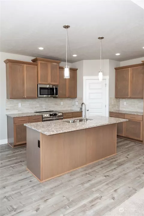 Kitchen - 1102 E Cascade St, Othello, WA 99344 photo 6 of 6