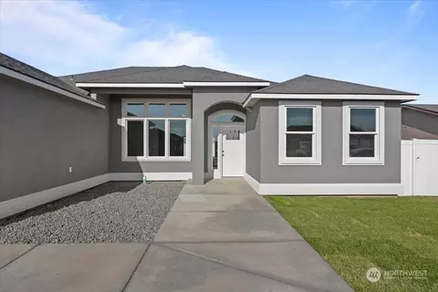 1317 E Cascade St, Othello, WA 99344 photo 2