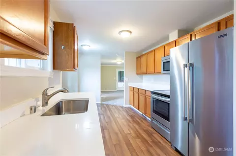 Kitchen - 2105 Bedal Ln, Everett, WA 98208 photo 4 of 4