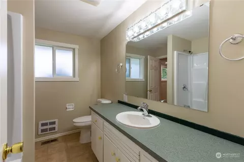 Bath - 2105 Bedal Ln, Everett, WA 98208 photo 3 of 4