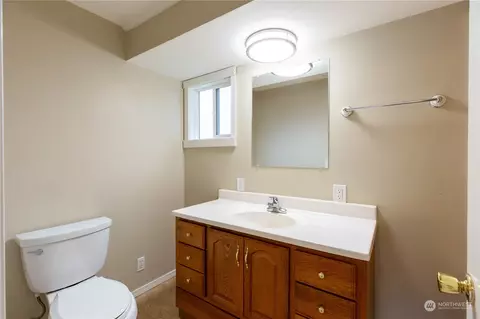 Bath - 2105 Bedal Ln, Everett, WA 98208 photo 1 of 4