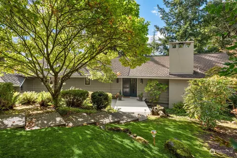 8620 NE 20th St, Clyde Hill, WA 98004