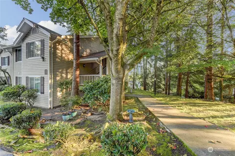 19230 Forest Park Dr NE #A104, Lake Forest Park, WA 98155