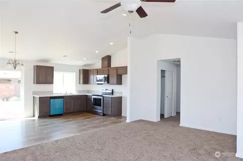 702 E Cascade St, Othello, WA 99344 photo 4