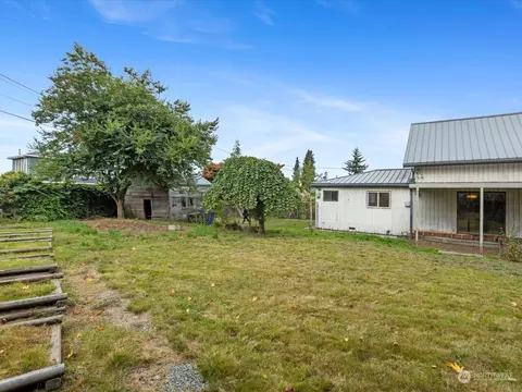 Exterior - 1909 Summit Ave, Everett, WA 98201 photo 6 of 8