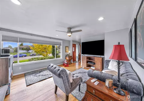 Living - 2211 Jade Ave, Everett, WA 98201 photo 2 of 2