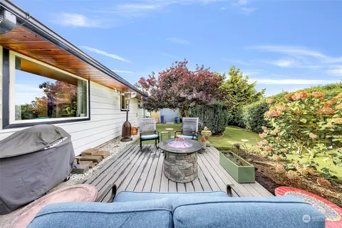 Exterior - 2211 Jade Ave, Everett, WA 98201 photo 2 of 10