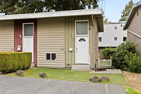 9011 8th Ave SW, Seattle, WA 98106