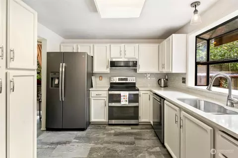 Kitchen - 16728 26th Ave SE, Bothell, WA 98012 photo 2 of 5