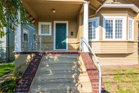 1712 N 40th St, Seattle, WA 98103