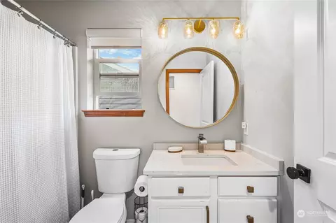 Bath - 9328 16th Dr W, Everett, WA 98204 photo 3 of 3