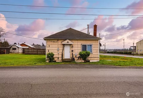 207 7th St, Raymond, WA 98577