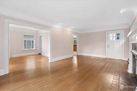 Living - 2014 E Aloha St, Seattle, WA 98112 photo 3 of 4