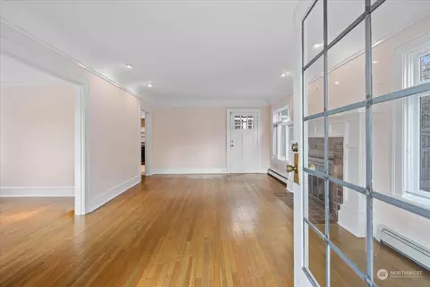 Living - 2014 E Aloha St, Seattle, WA 98112 photo 1 of 4