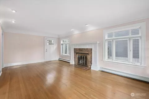 Living - 2014 E Aloha St, Seattle, WA 98112 photo 2 of 4